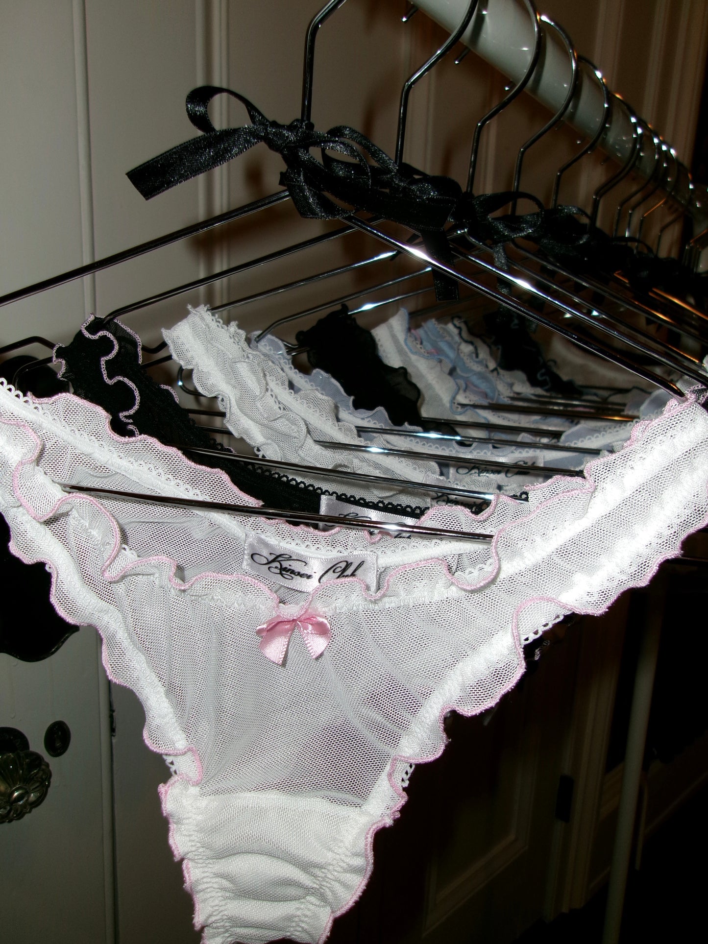 おやすみ Oyasumi Ruffle Thong in White and Pink