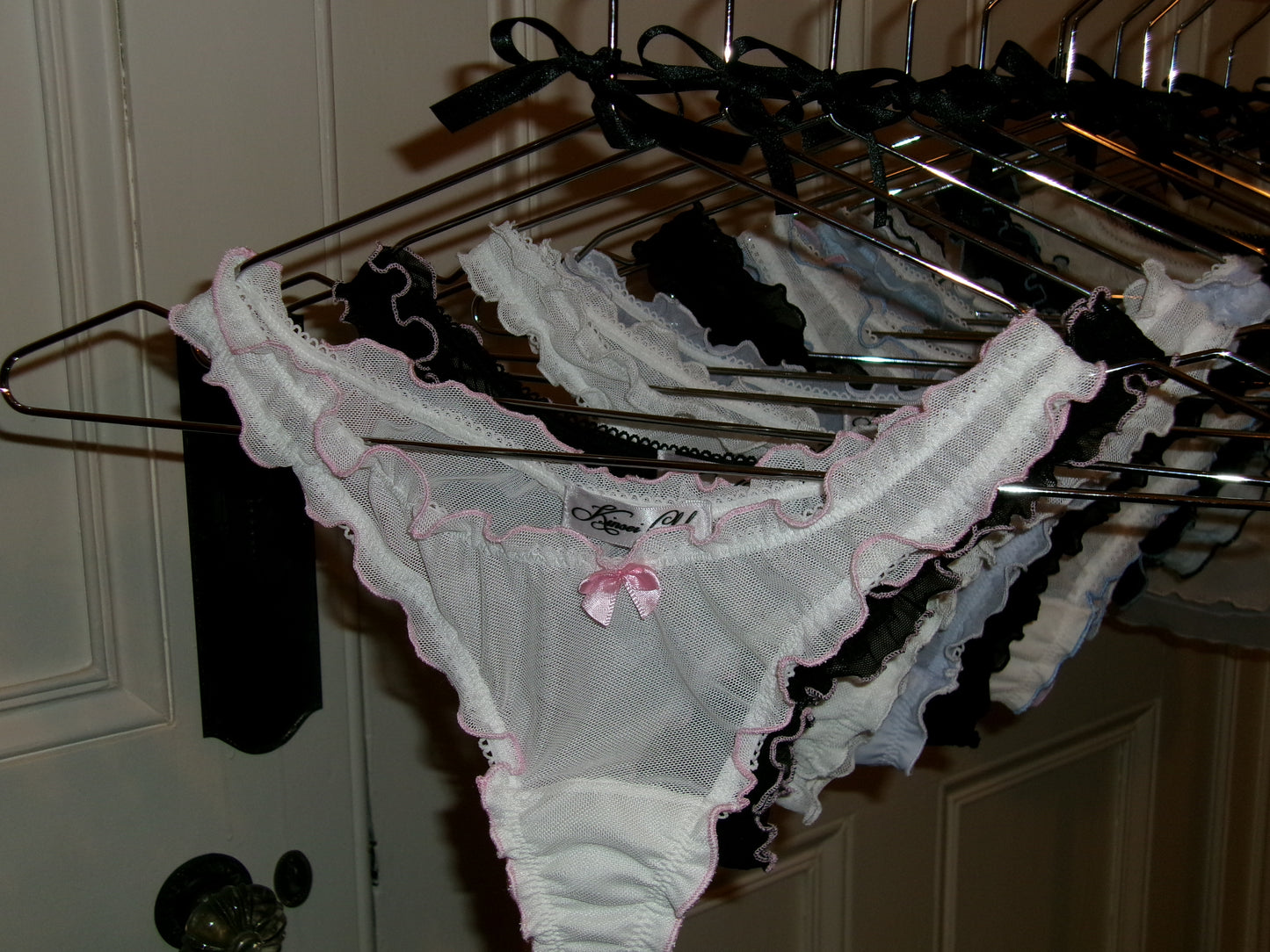 おやすみ Oyasumi Ruffle Thong in White and Pink