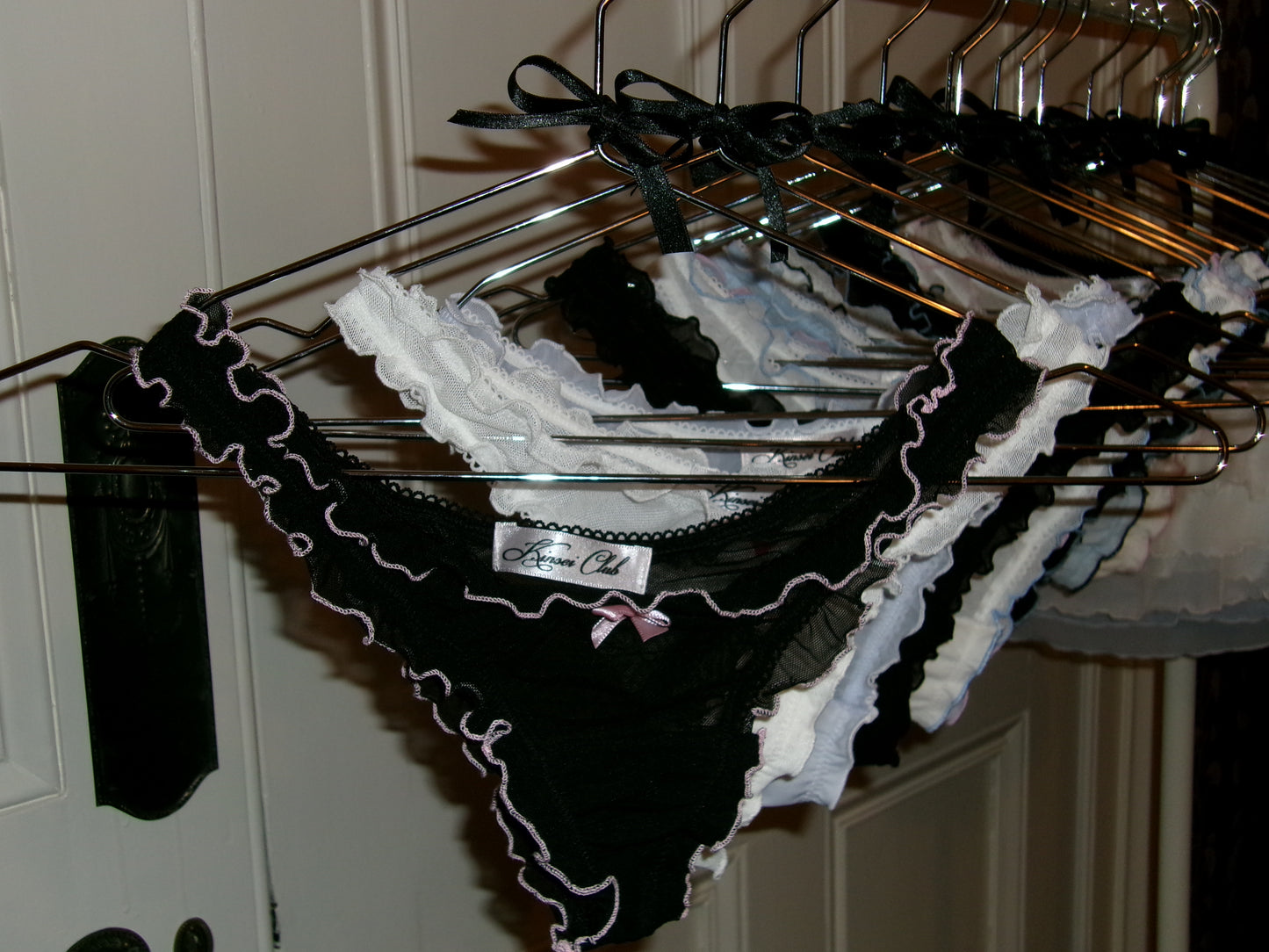 おやすみ Oyasumi Ruffle Thong in Black and Pink