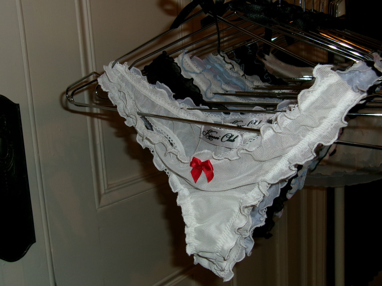 おやすみ Oyasumi Ruffle Thong in White and Red