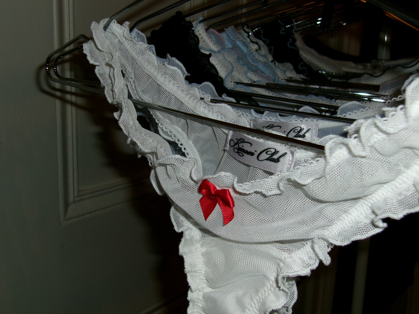 おやすみ Oyasumi Ruffle Thong in White and Red