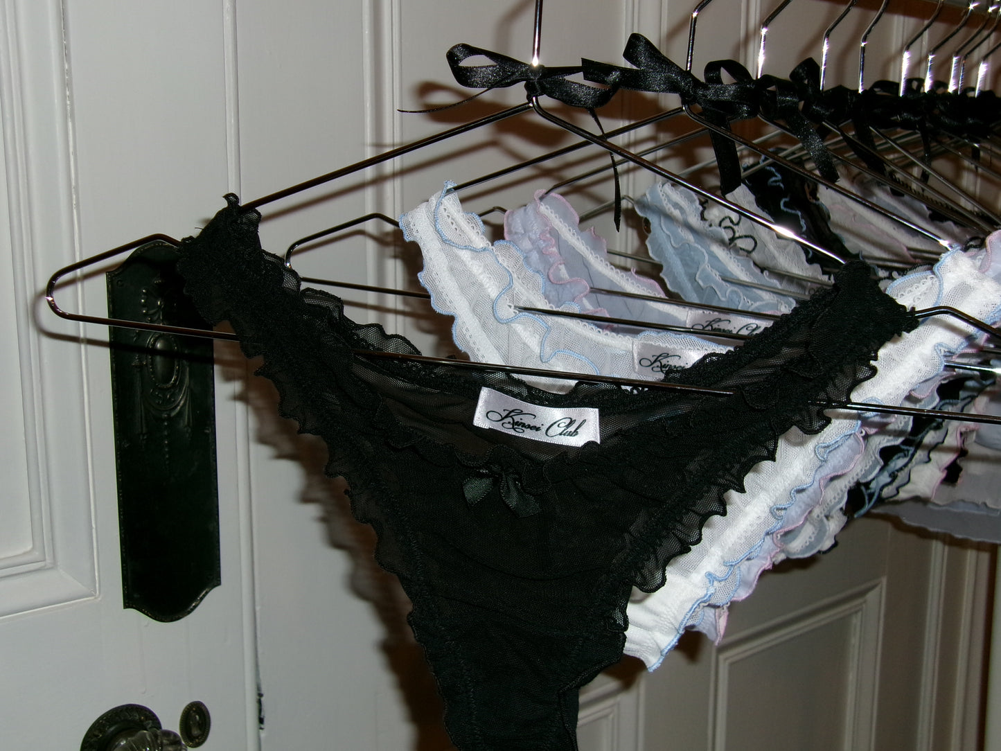 おやすみ Oyasumi Ruffle Thong in Black