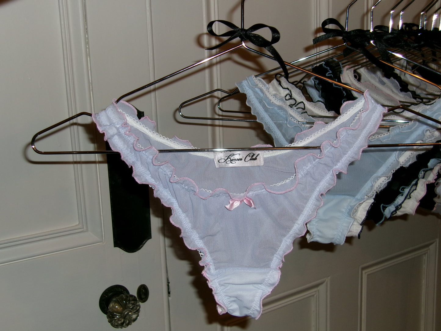 おやすみ Oyasumi Ruffle Thong in Lilac and Pink