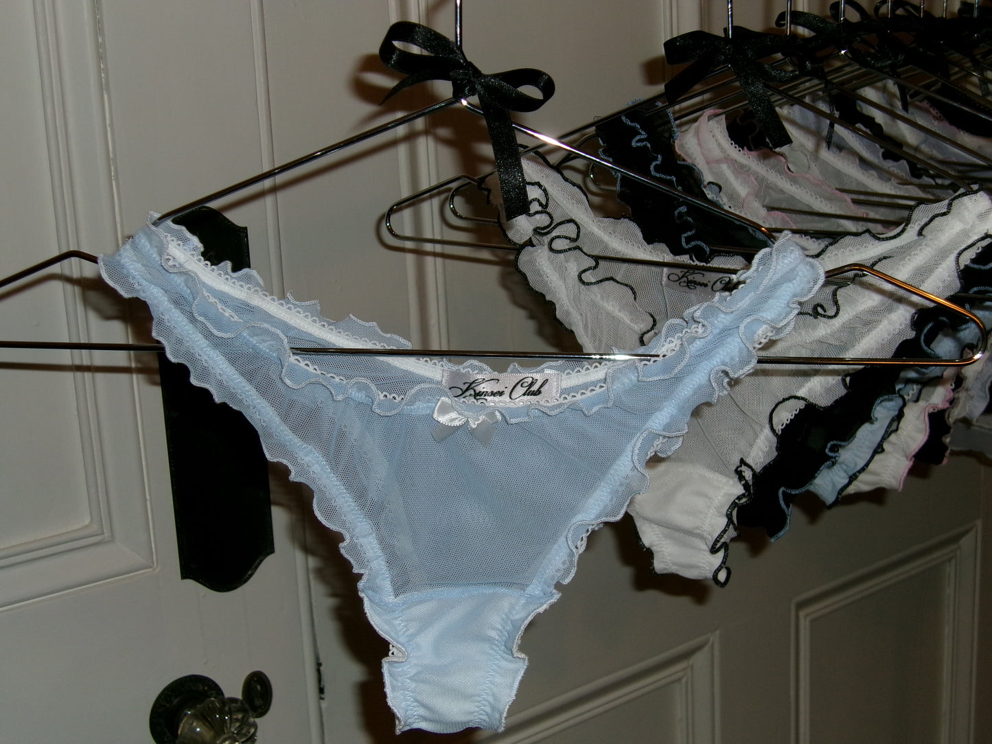 おやすみ Oyasumi Ruffle Thong in Blue and White