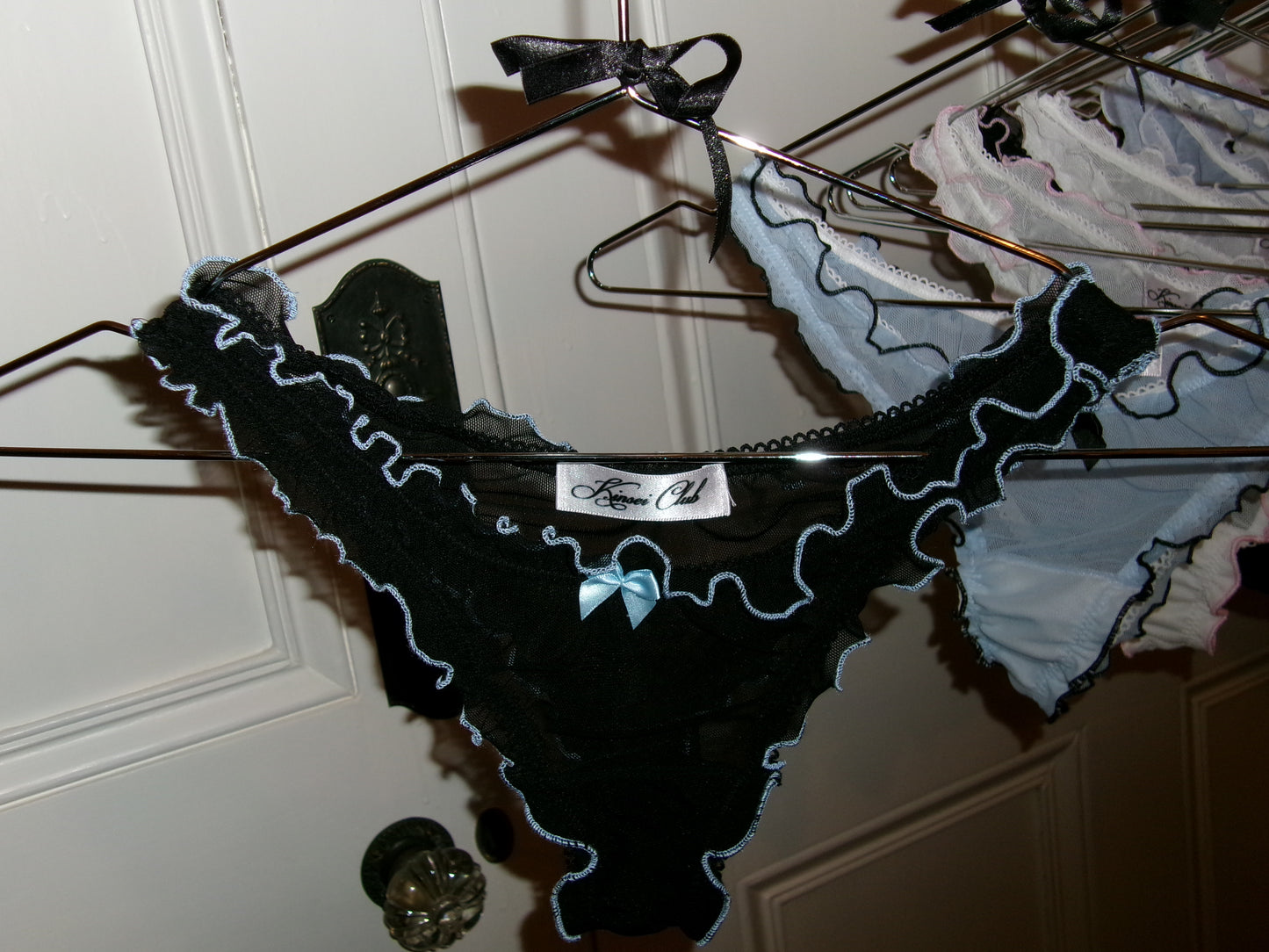 おやすみ Oyasumi Ruffle Thong in Black and Blue