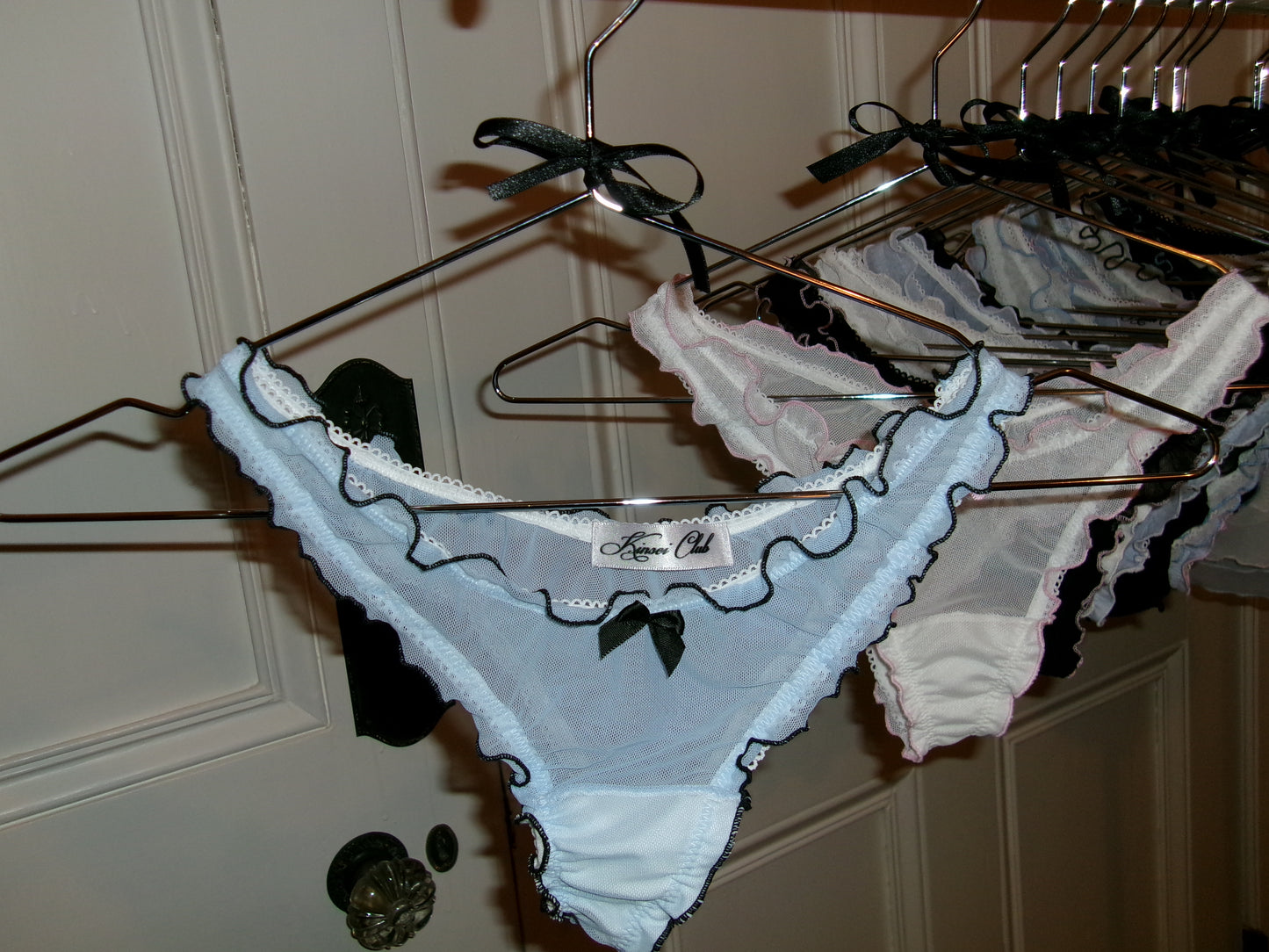 おやすみ Oyasumi Ruffle Thong in Blue and Black