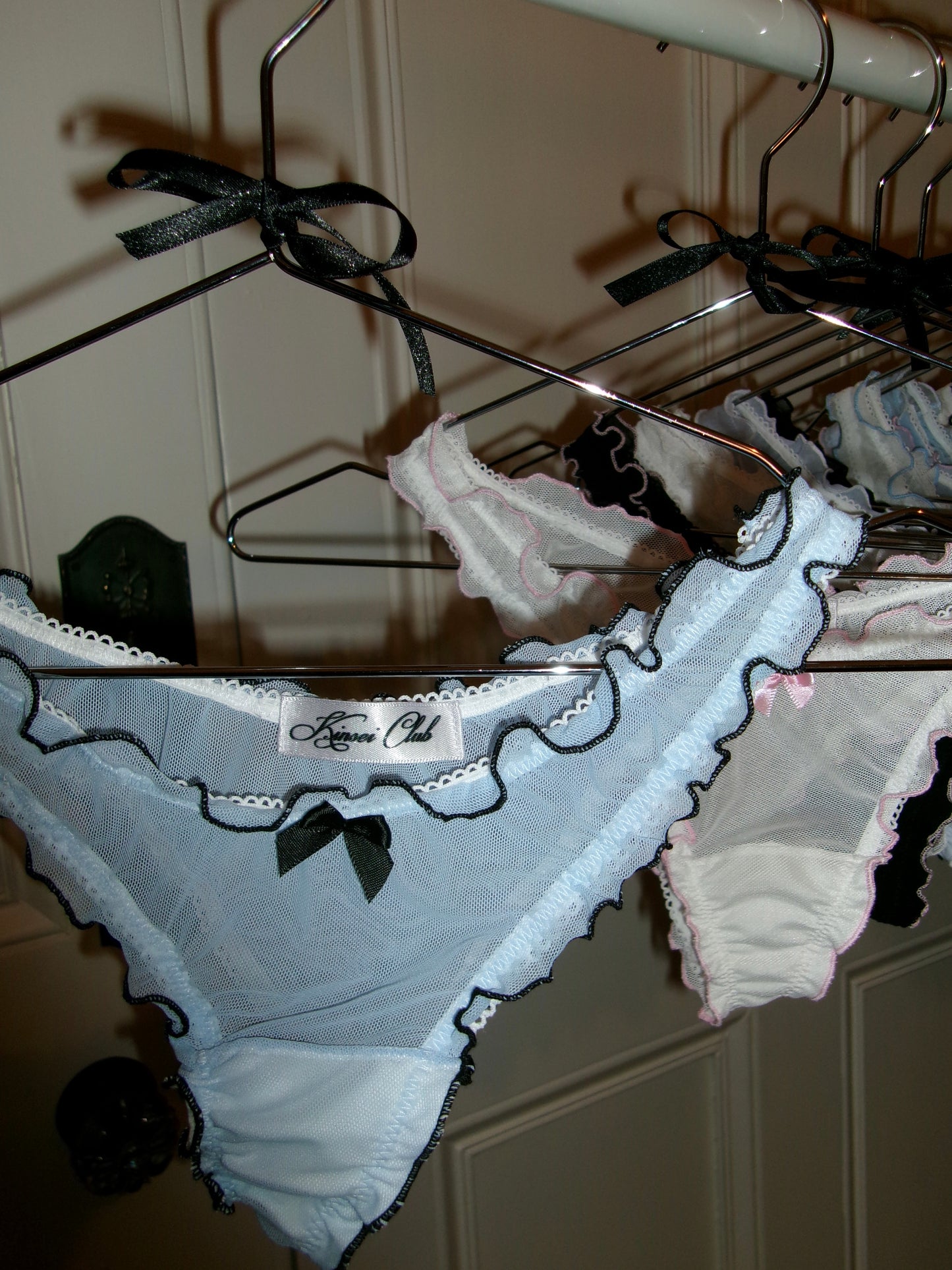 おやすみ Oyasumi Ruffle Thong in Blue and Black