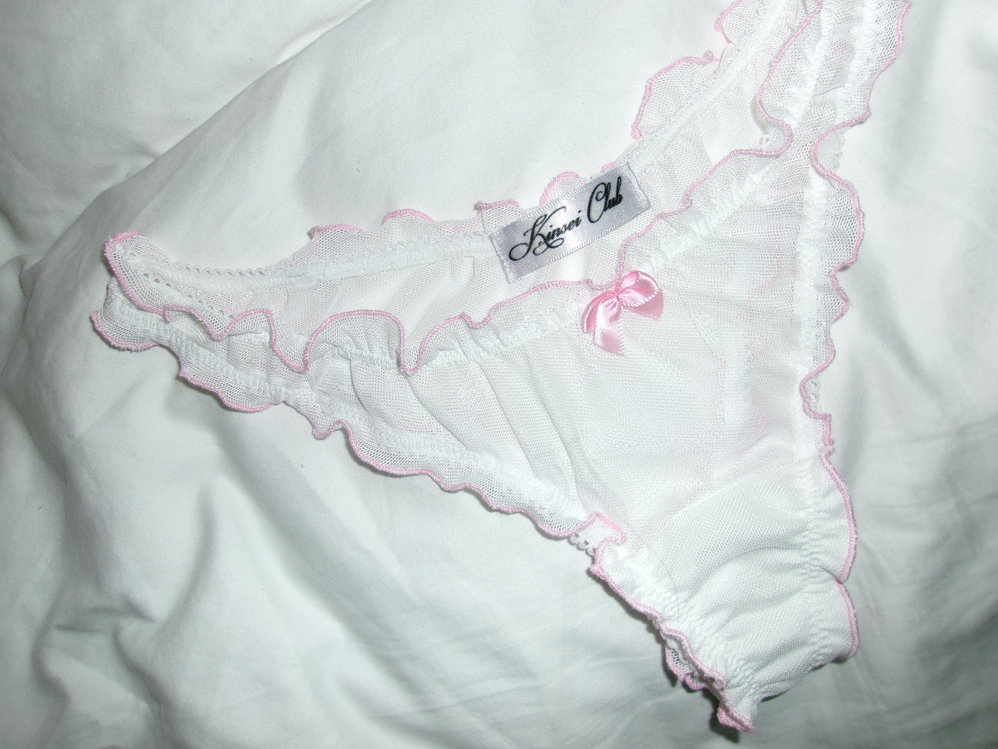おやすみ Oyasumi Ruffle Thong in White and Pink