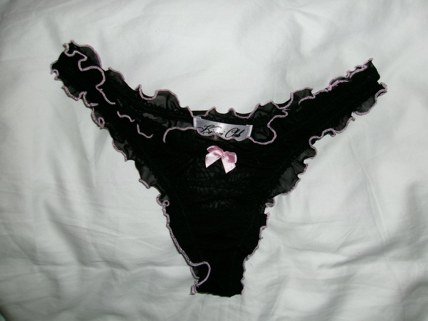 おやすみ Oyasumi Ruffle Thong in Black and Pink
