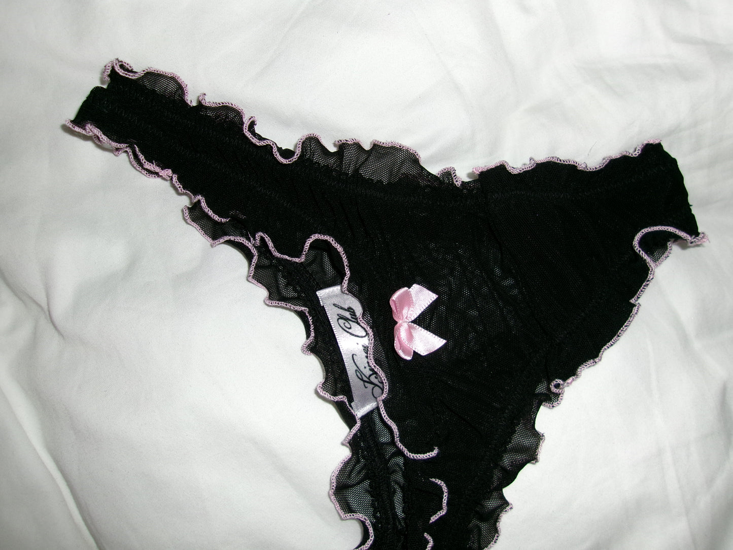 おやすみ Oyasumi Ruffle Thong in Black and Pink