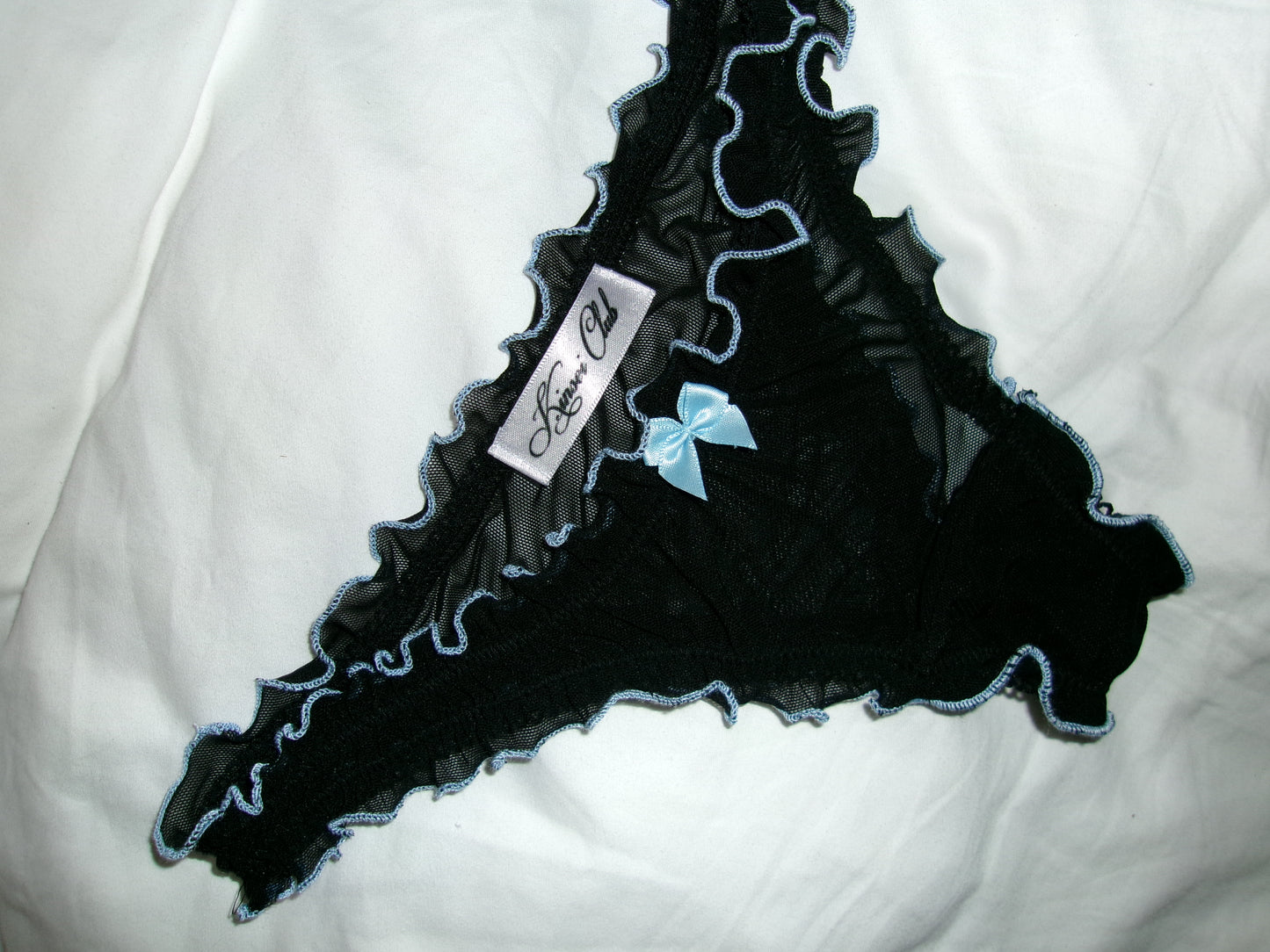 おやすみ Oyasumi Ruffle Thong in Black and Blue
