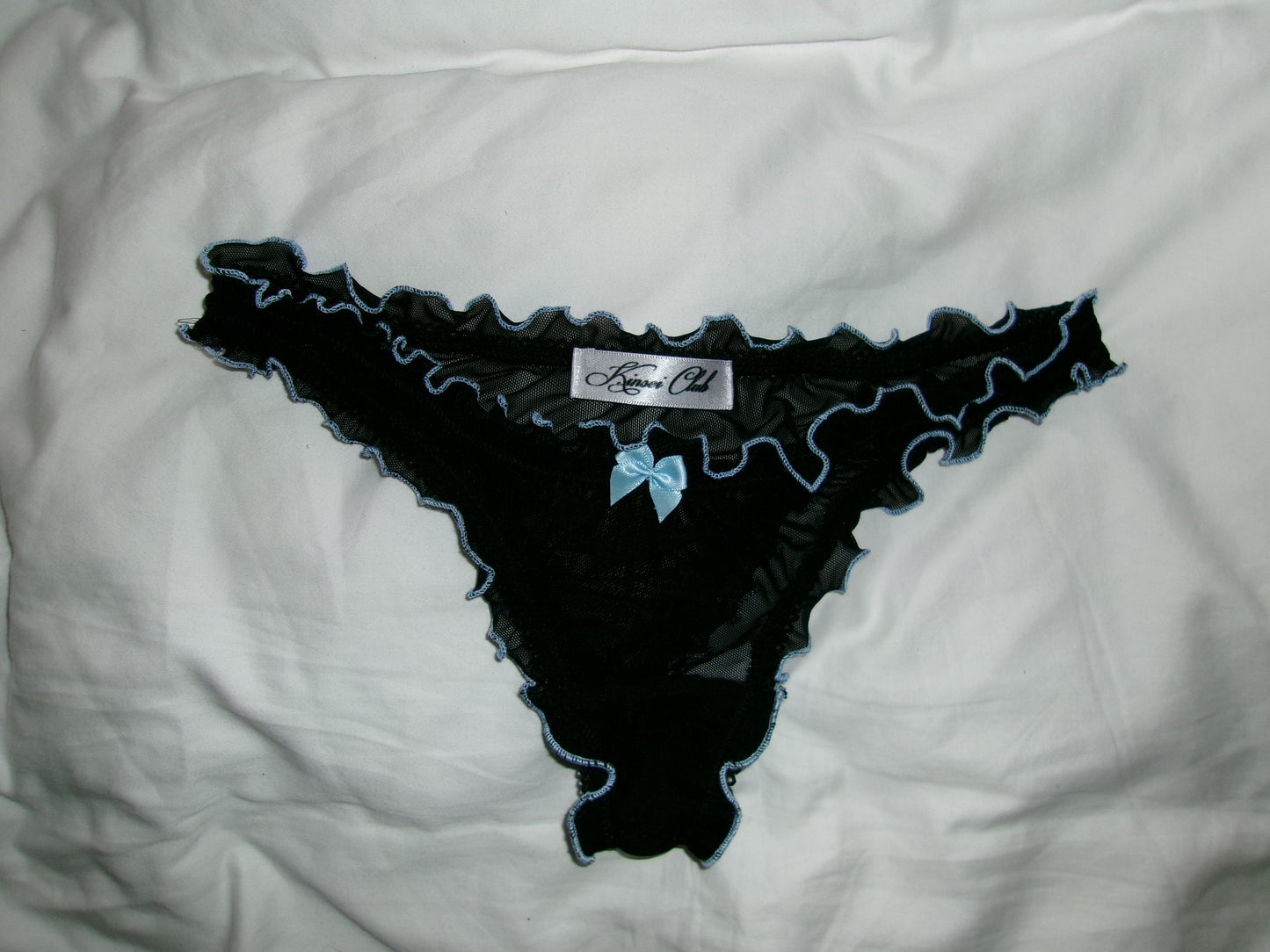 おやすみ Oyasumi Ruffle Thong in Black and Blue