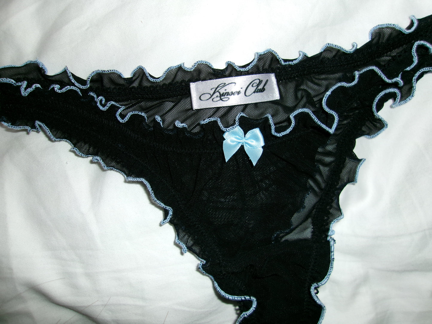 おやすみ Oyasumi Ruffle Thong in Black and Blue