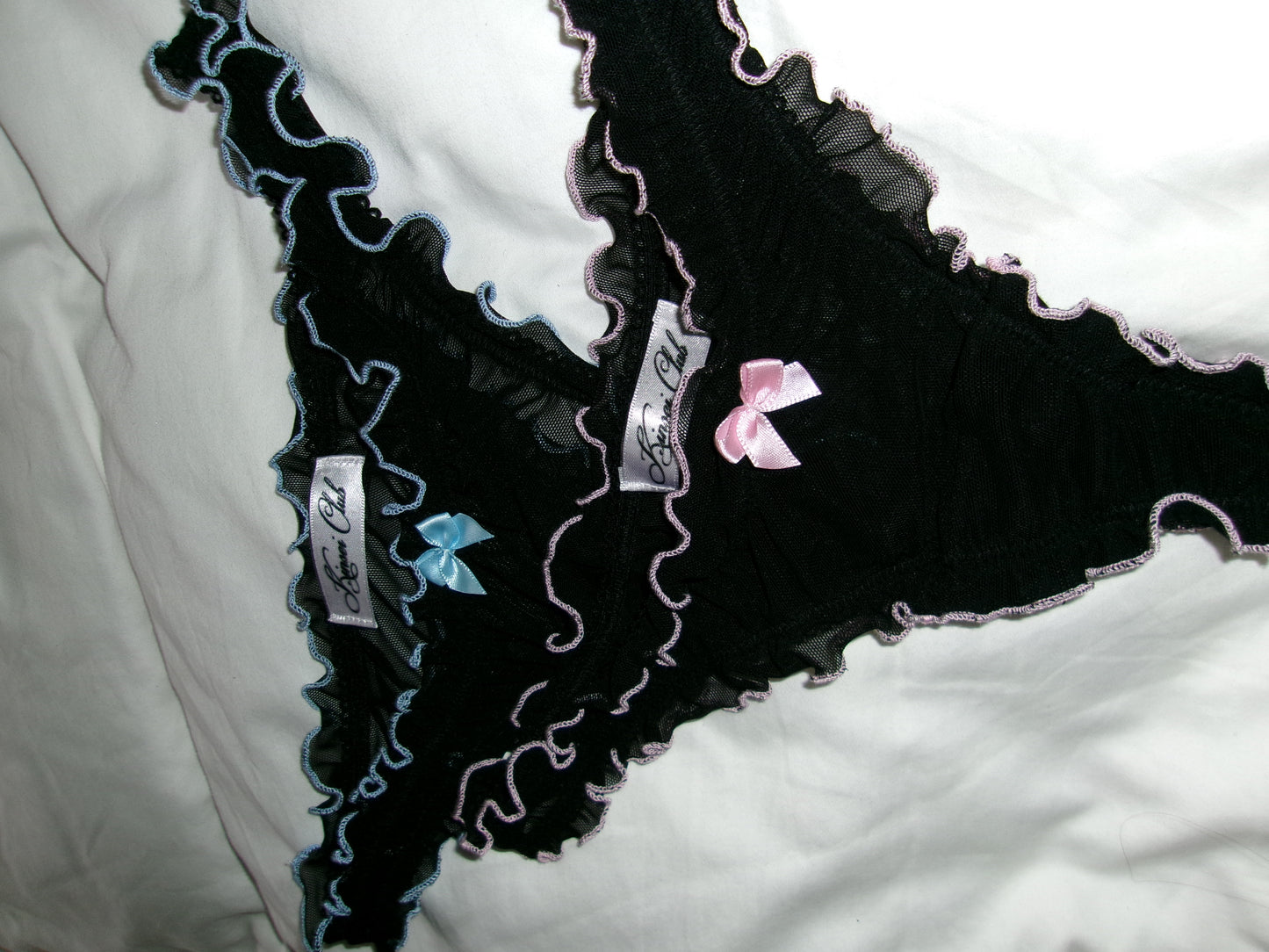 おやすみ Oyasumi Ruffle Thong in Black and Pink
