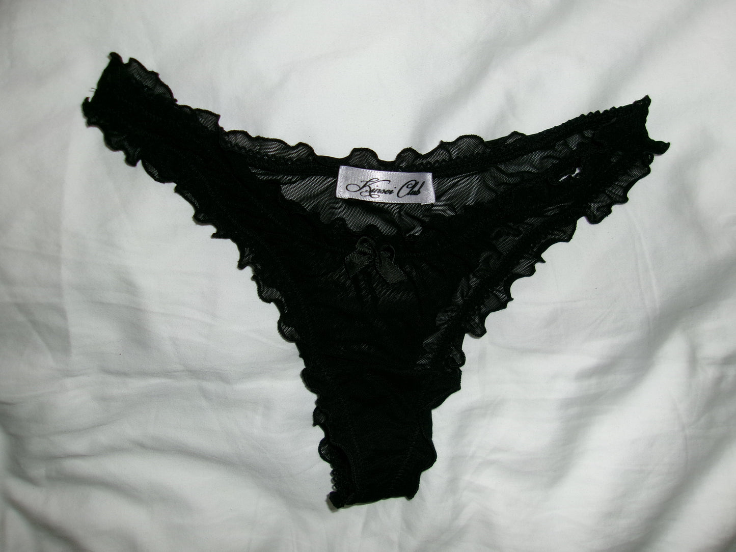 おやすみ Oyasumi Ruffle Thong in Black