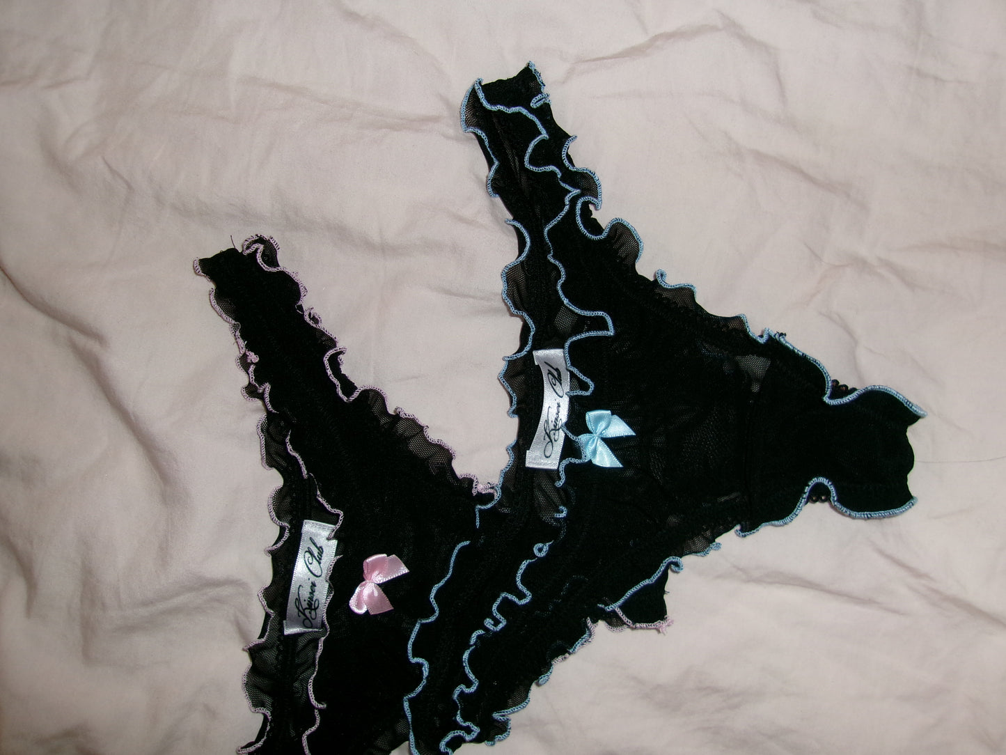 おやすみ Oyasumi Ruffle Thong in Black and Blue