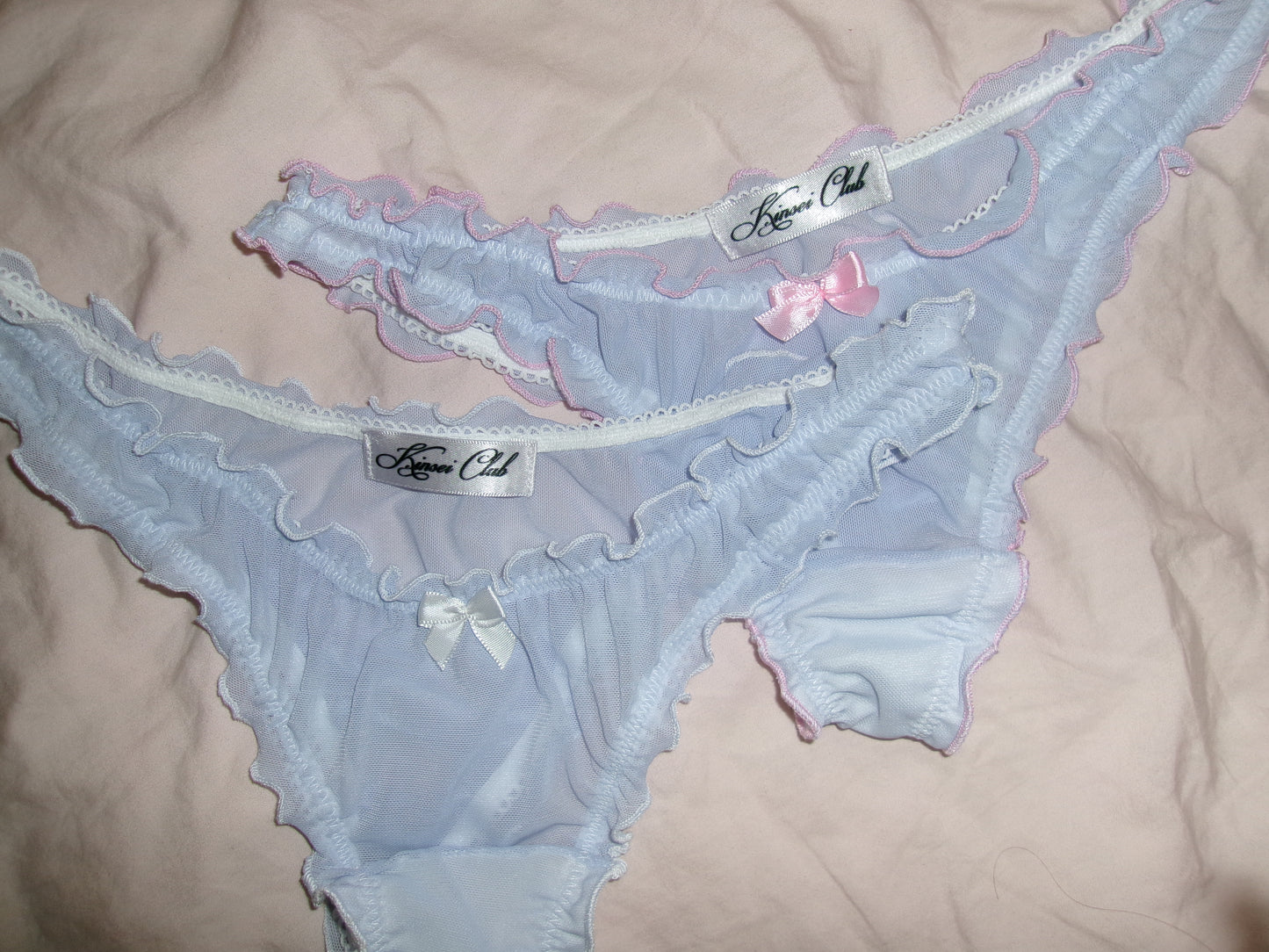おやすみ Oyasumi Ruffle Thong in Lilac and White