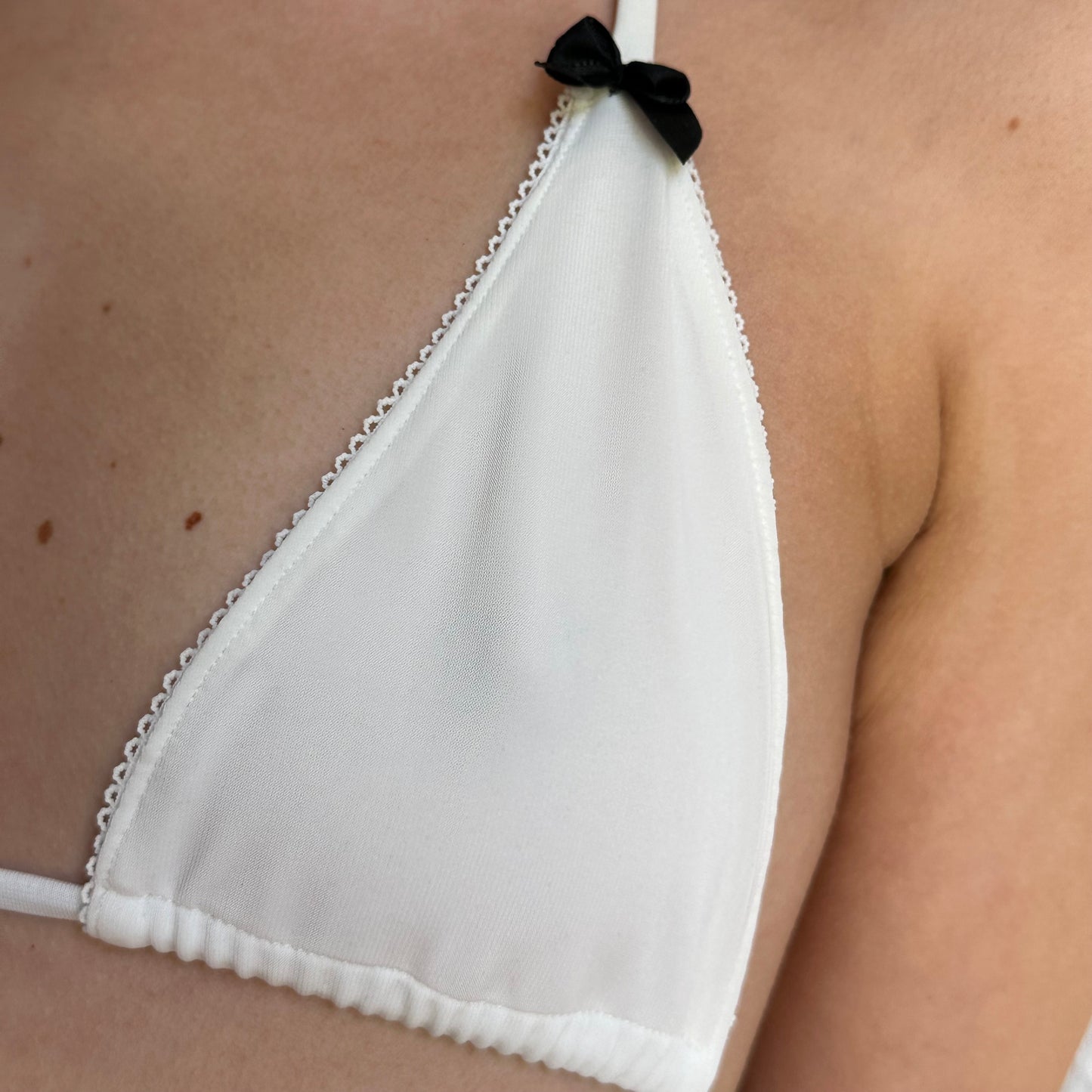 天使 Tenshi Bikini Top in White