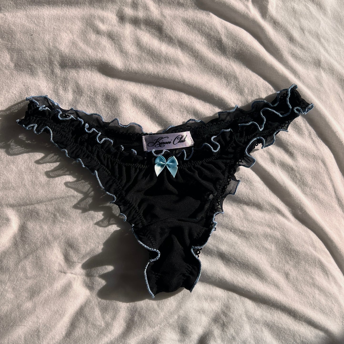 おやすみ Oyasumi Ruffle Thong in Black and Blue