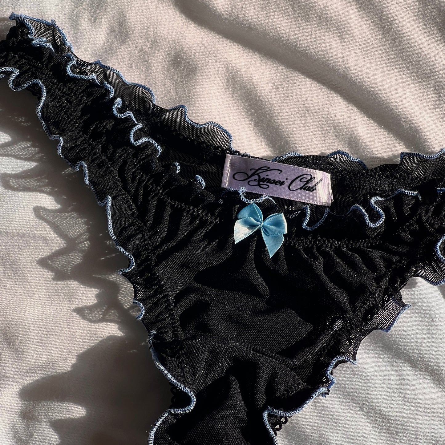 おやすみ Oyasumi Ruffle Thong in Black and Blue