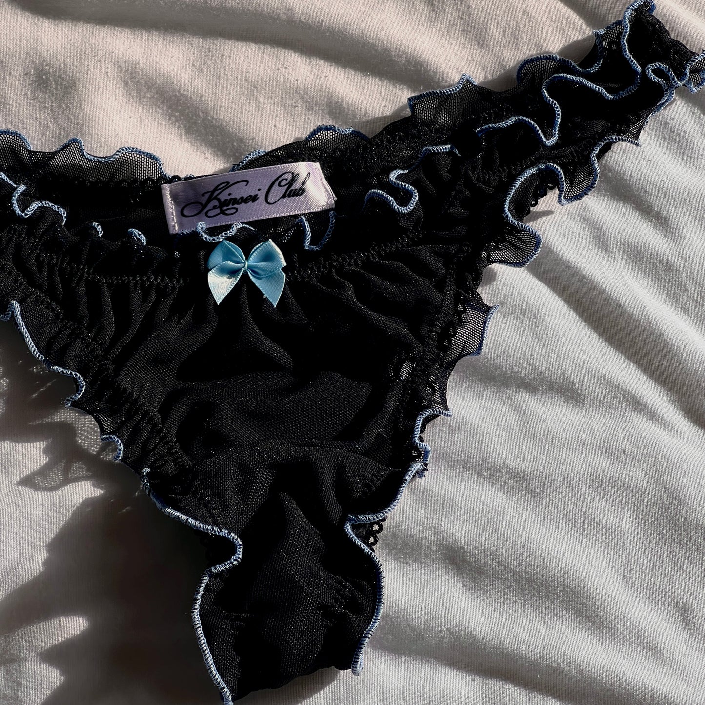 おやすみ Oyasumi Ruffle Thong in Black and Blue