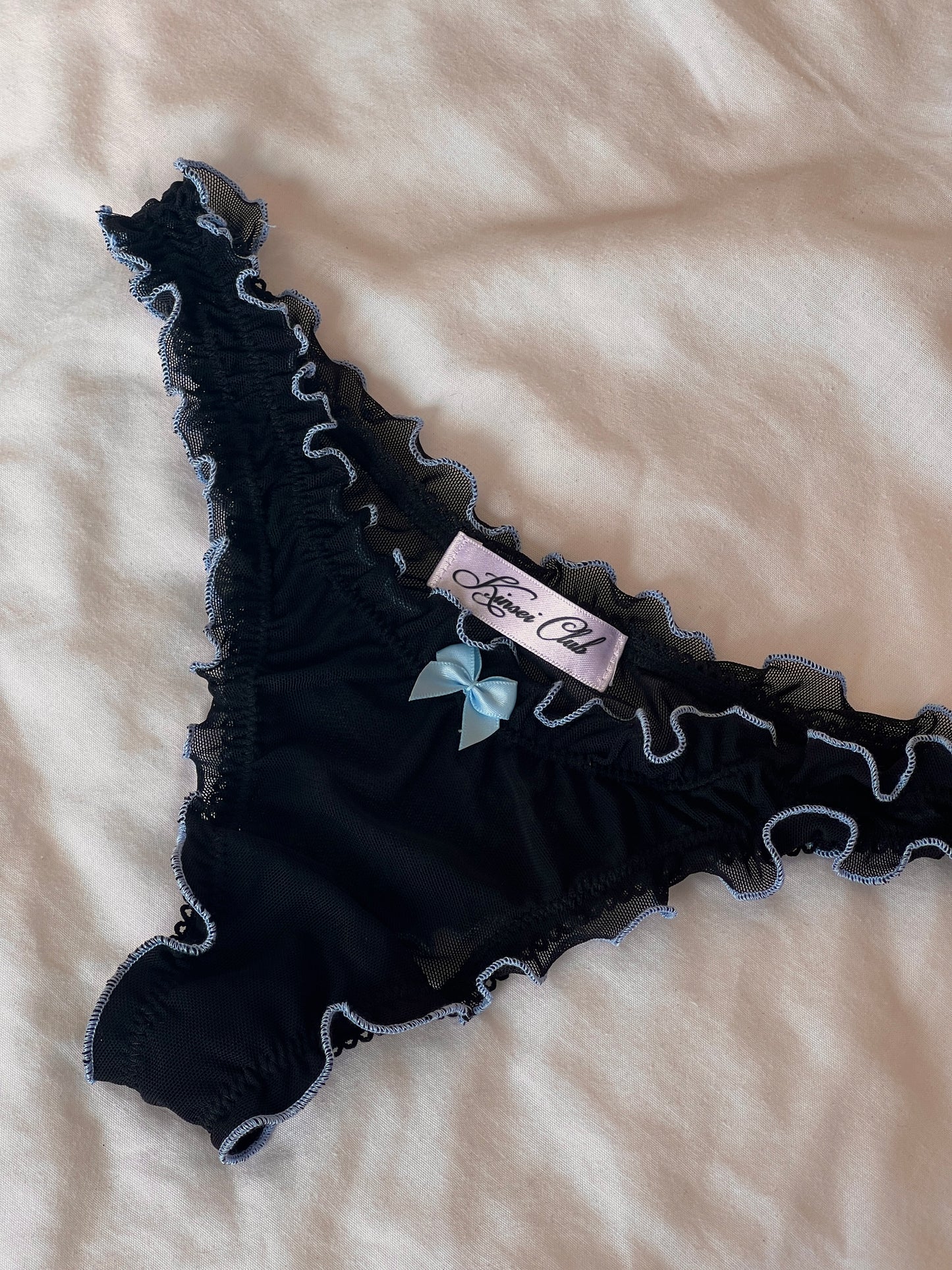おやすみ Oyasumi Ruffle Thong in Black and Blue