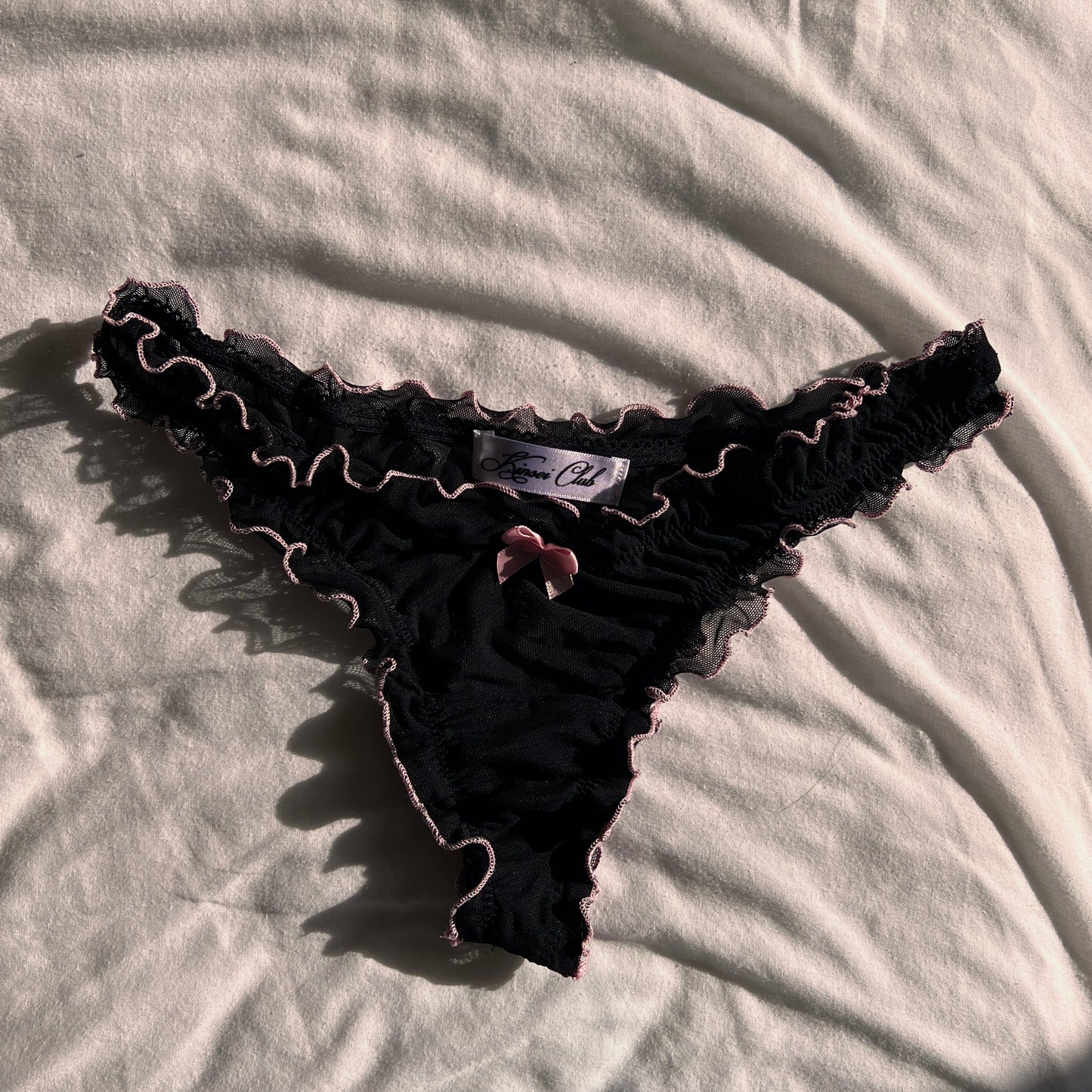 おやすみ Oyasumi Ruffle Thong in Black and Pink