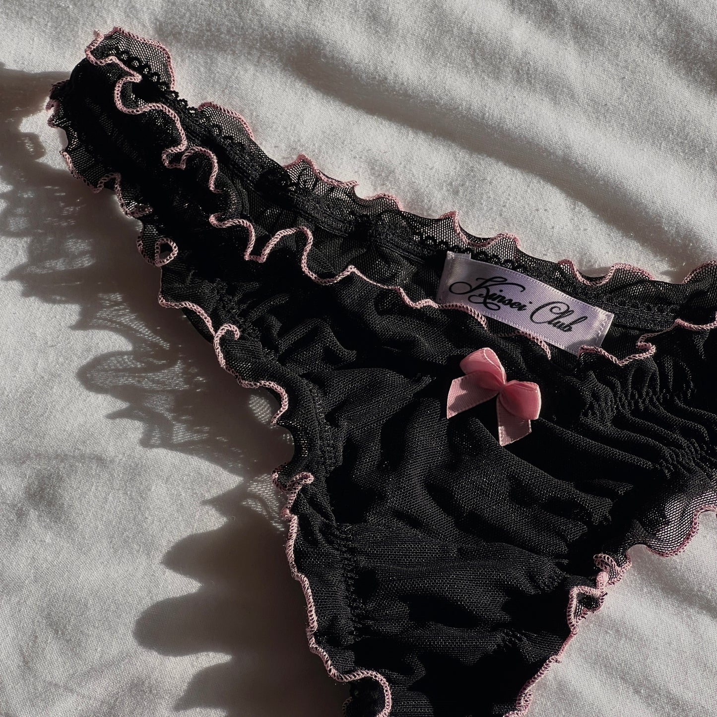 おやすみ Oyasumi Ruffle Thong in Black and Pink