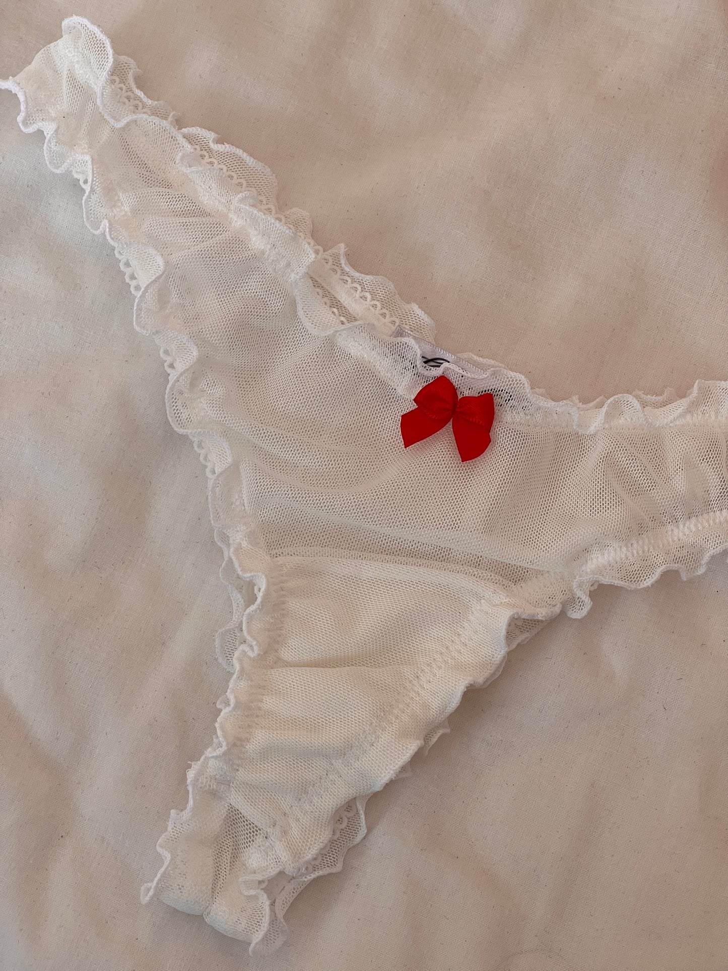 おやすみ Oyasumi Ruffle Thong in White and Red