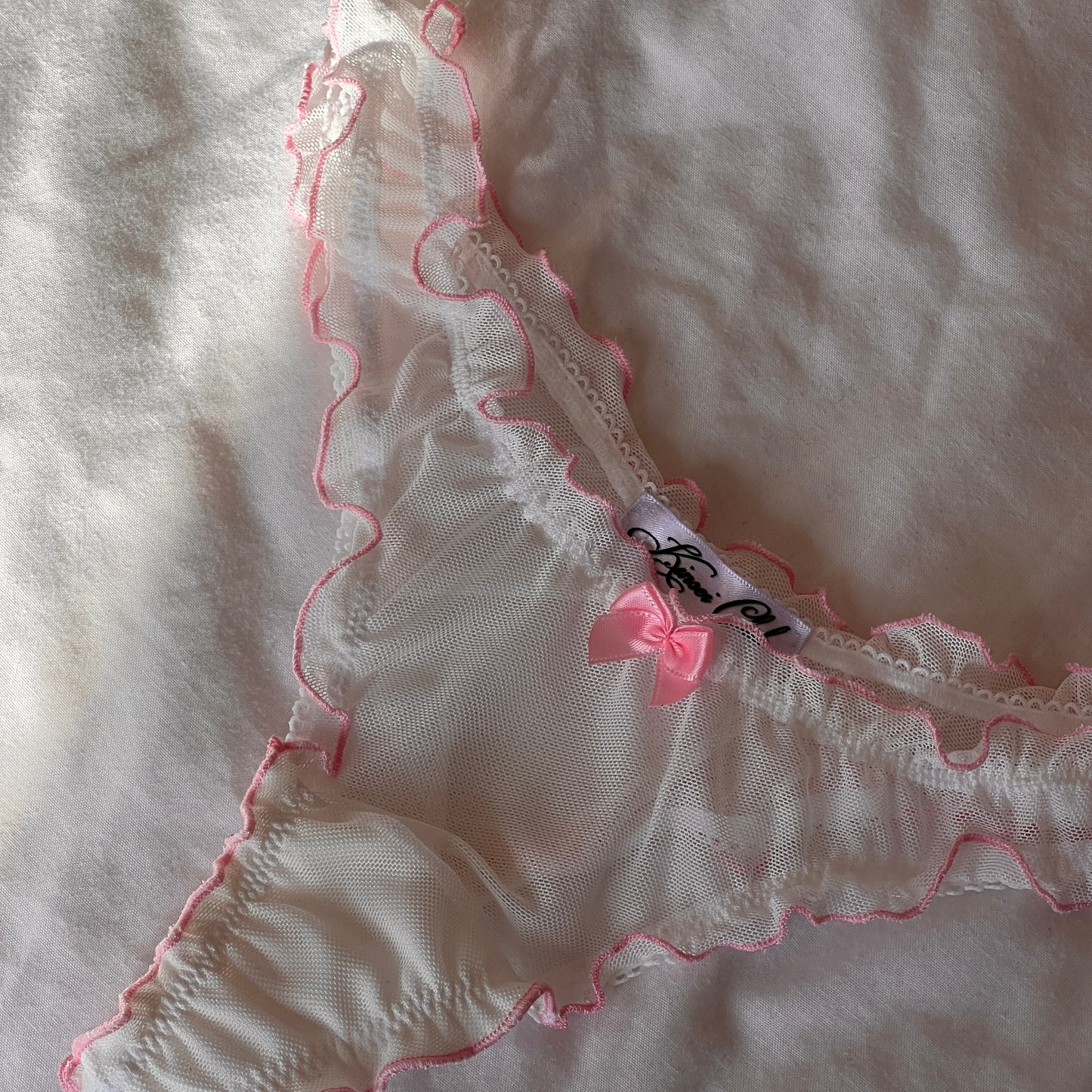 おやすみ Oyasumi Ruffle Thong in White and Pink