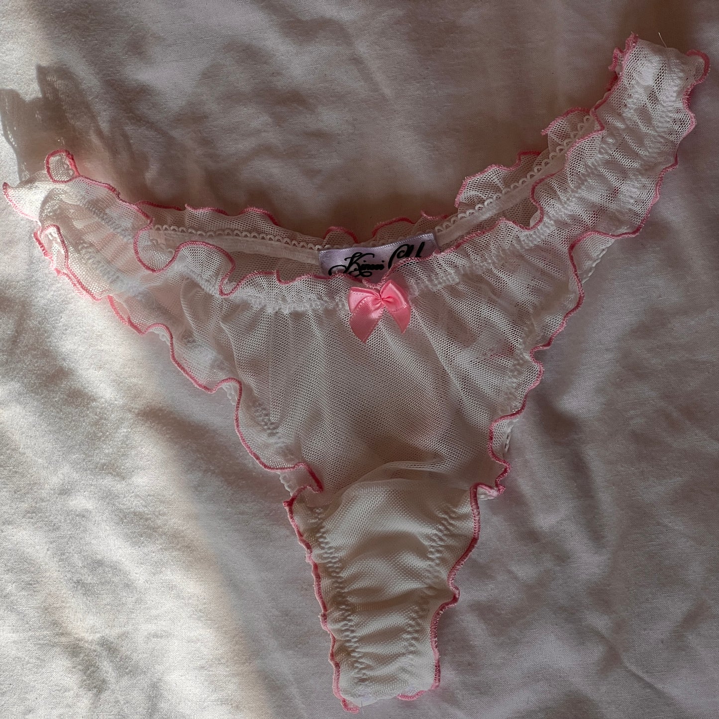 おやすみ Oyasumi Ruffle Thong in White and Pink