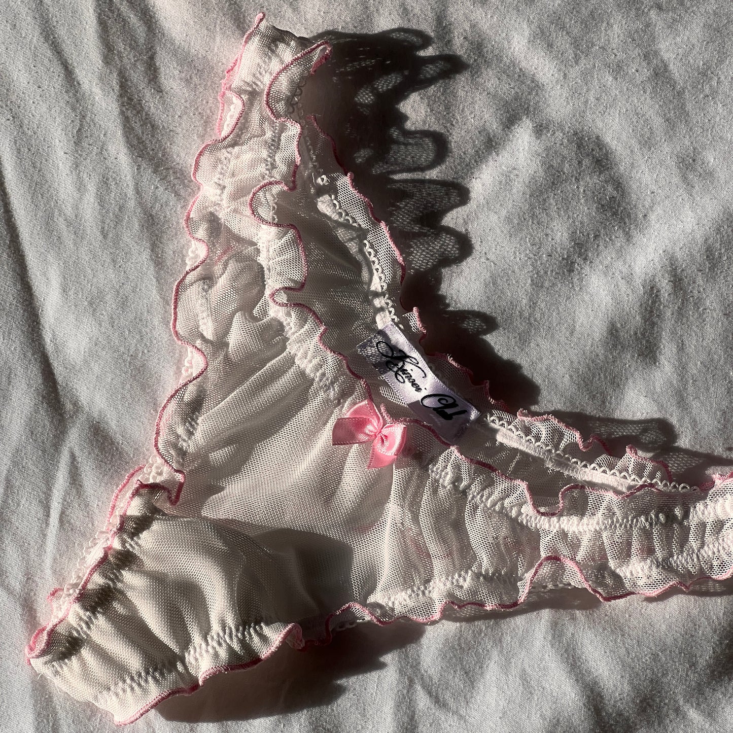 おやすみ Oyasumi Ruffle Thong in White and Pink