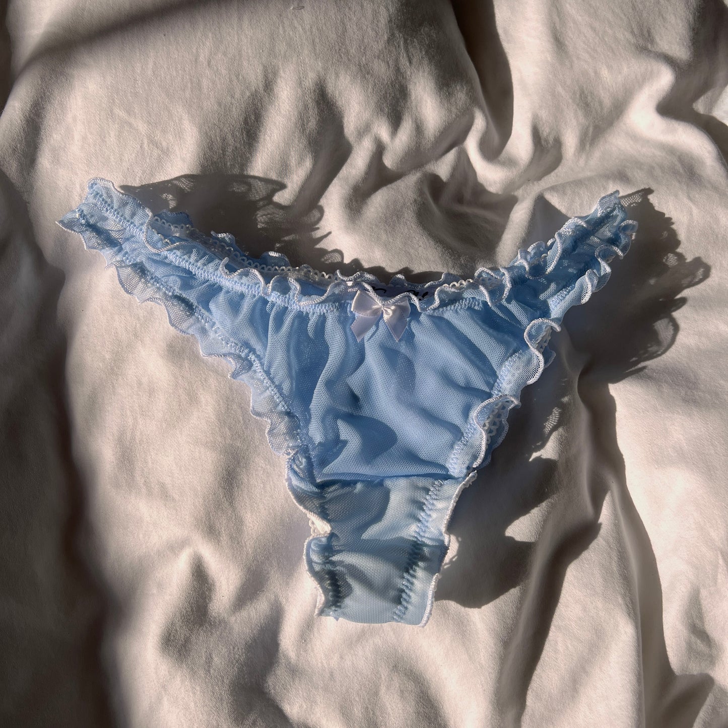 おやすみ Oyasumi Ruffle Thong in Blue and White