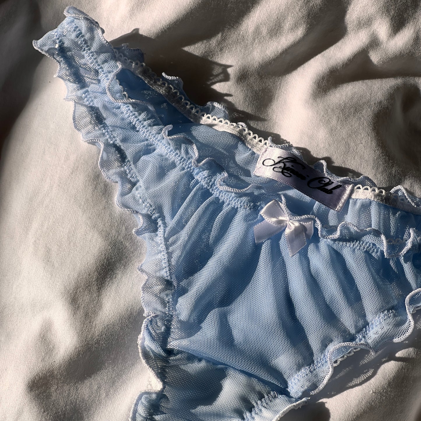 おやすみ Oyasumi Ruffle Thong in Blue and White
