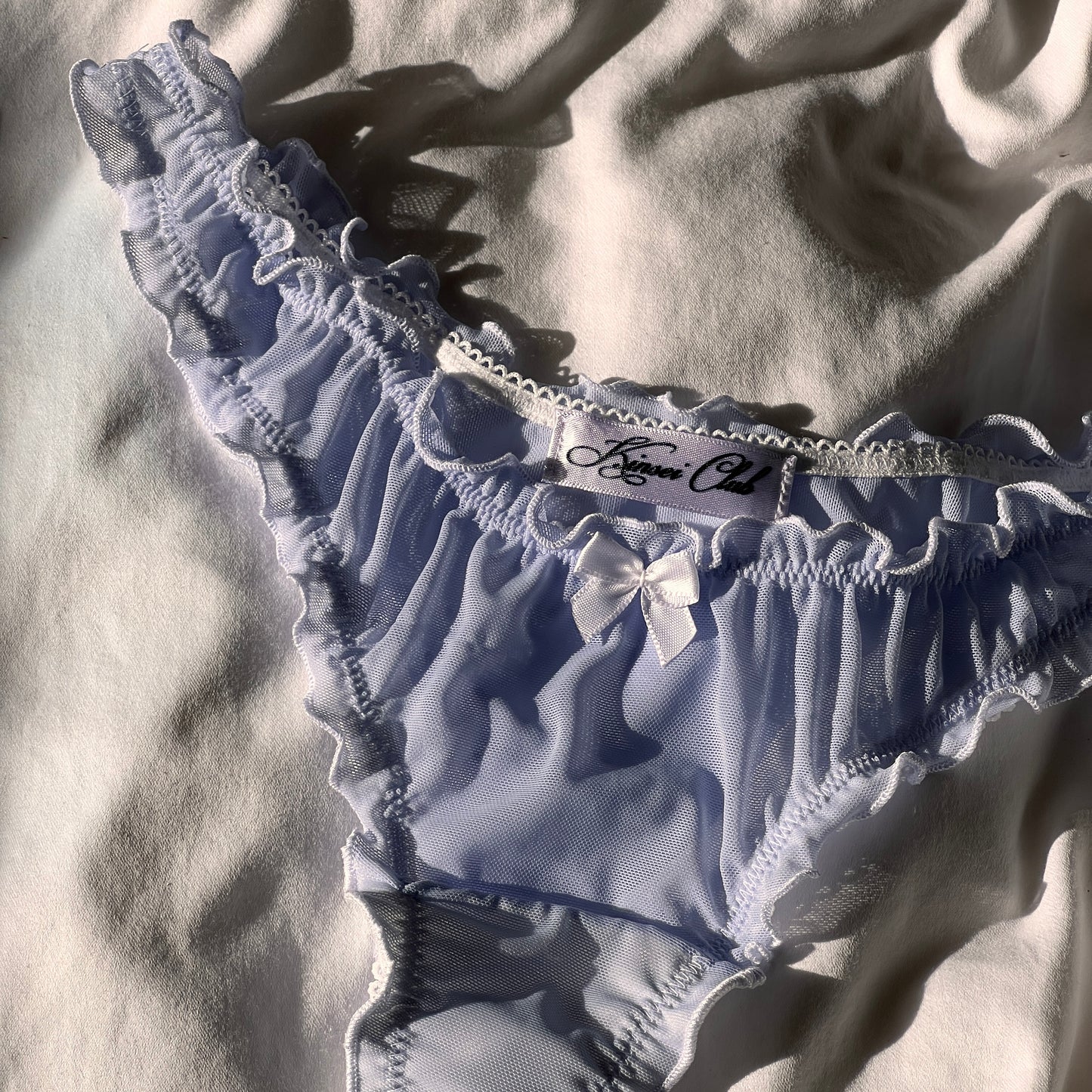おやすみ Oyasumi Ruffle Thong in Lilac and White