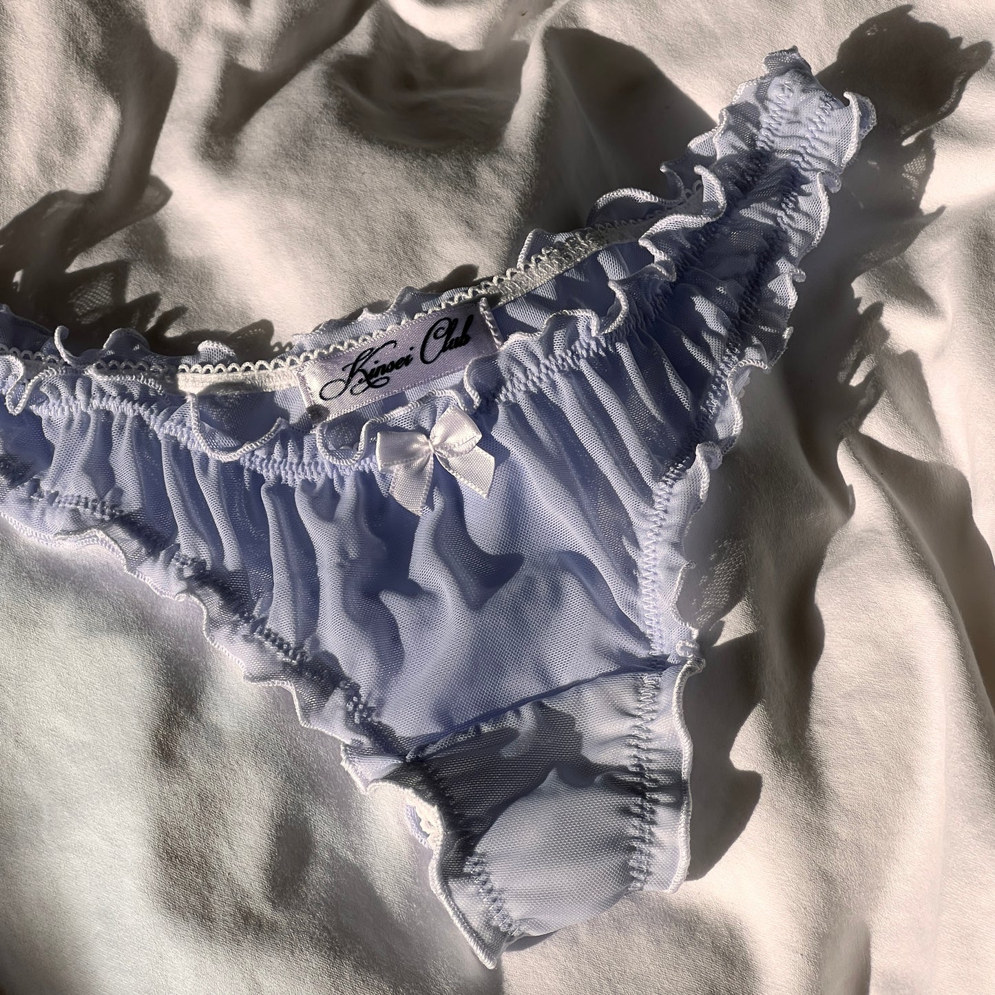 おやすみ Oyasumi Ruffle Thong in Lilac and White