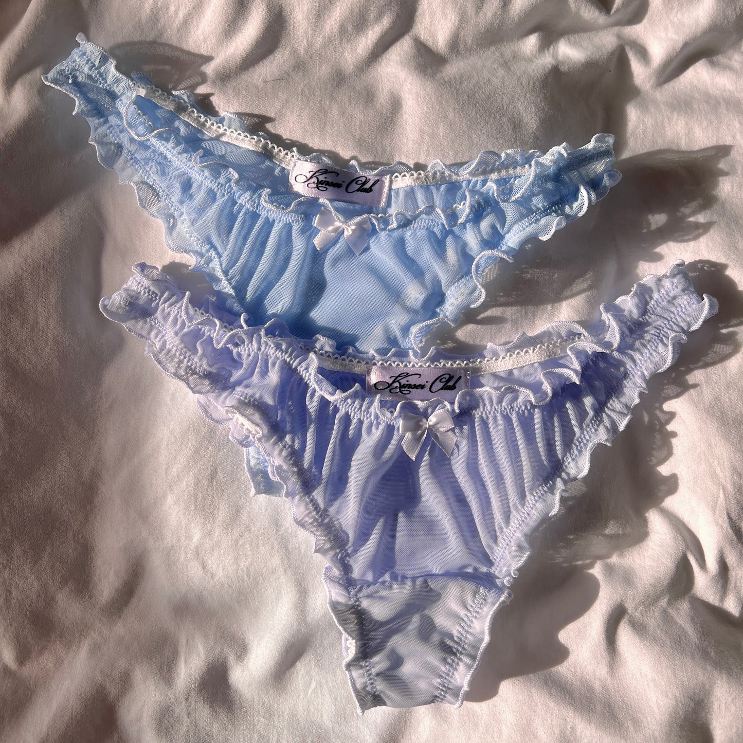 おやすみ Oyasumi Ruffle Thong in Lilac and White