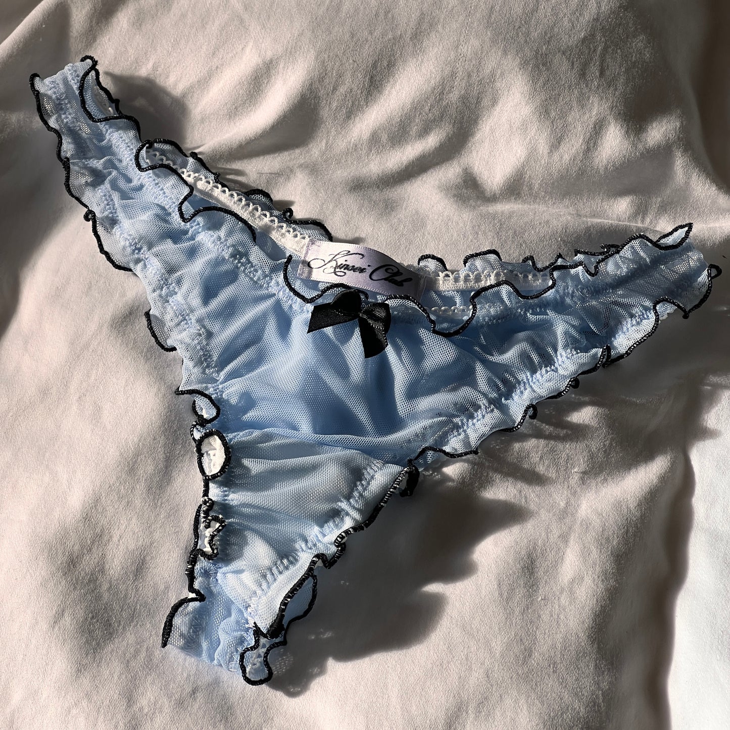 おやすみ Oyasumi Ruffle Thong in Blue and Black