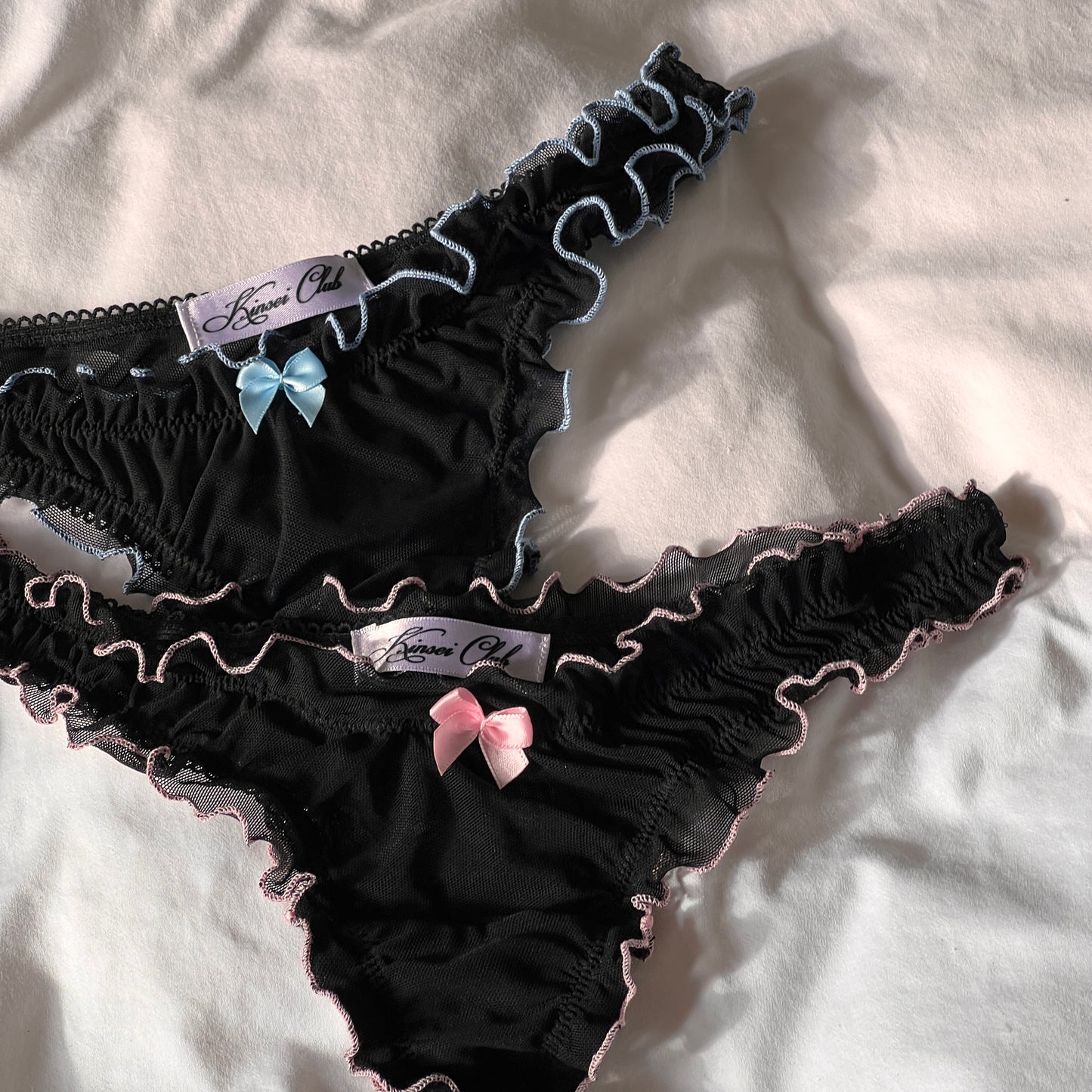 おやすみ Oyasumi Ruffle Thong in Black and Pink