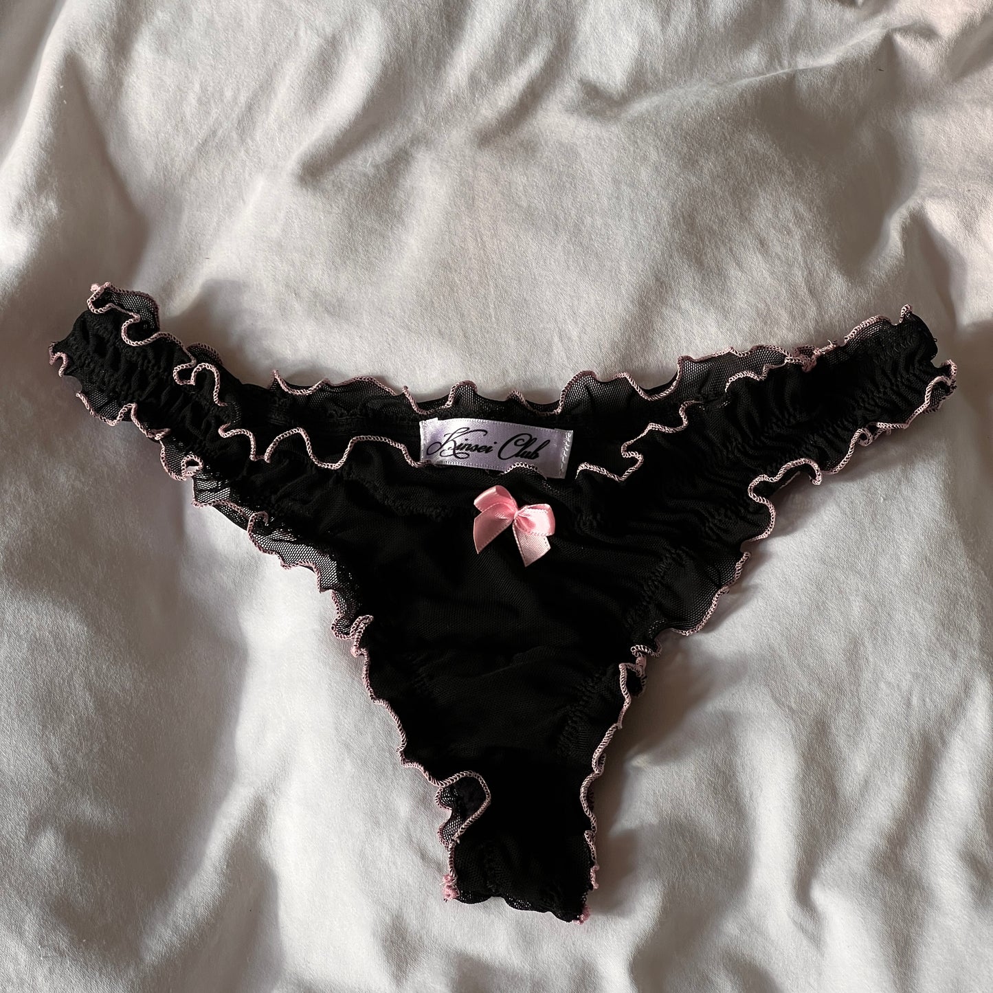 おやすみ Oyasumi Ruffle Thong in Black and Pink