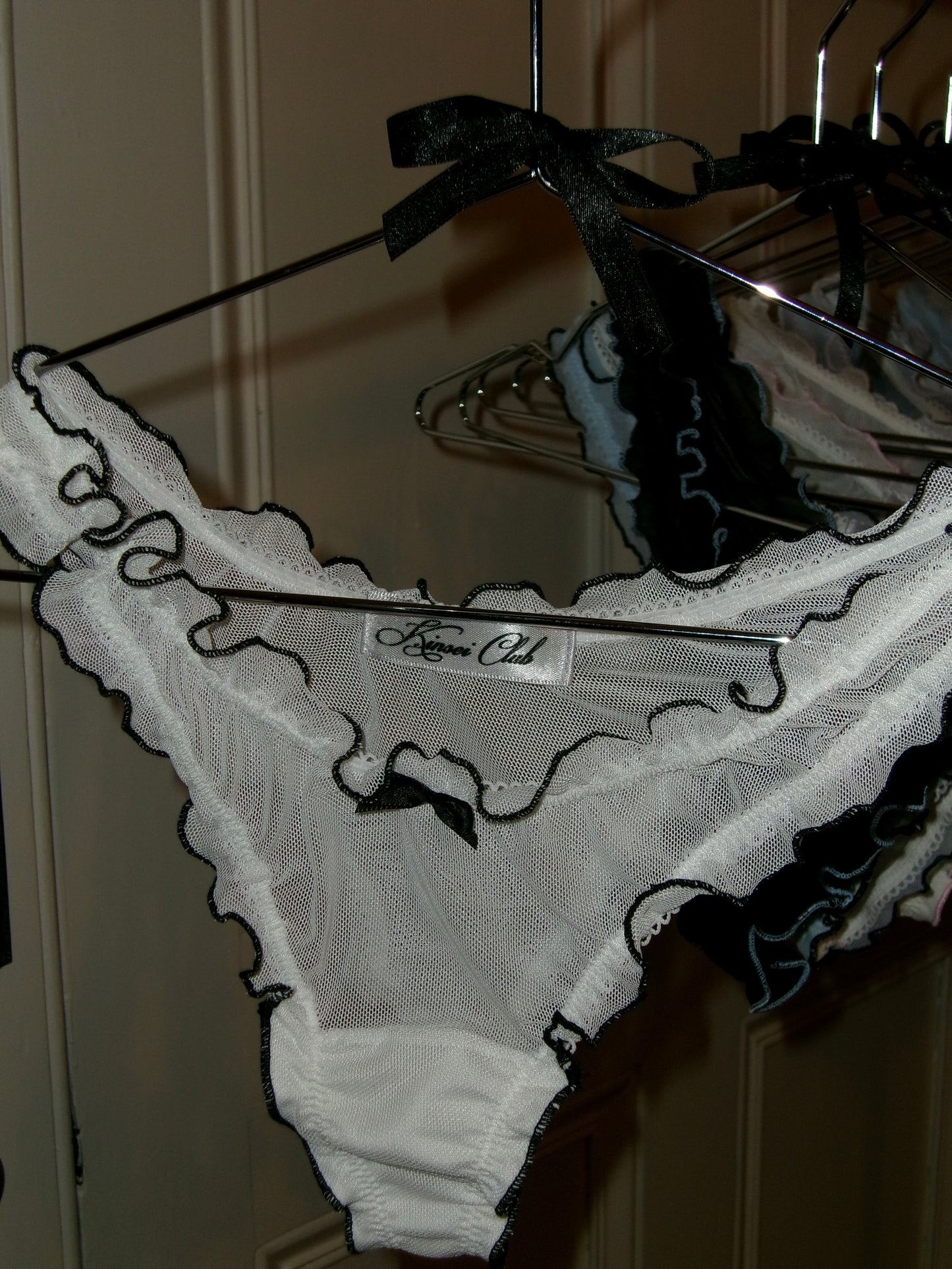 おやすみ Oyasumi Ruffle Thong in White and Black