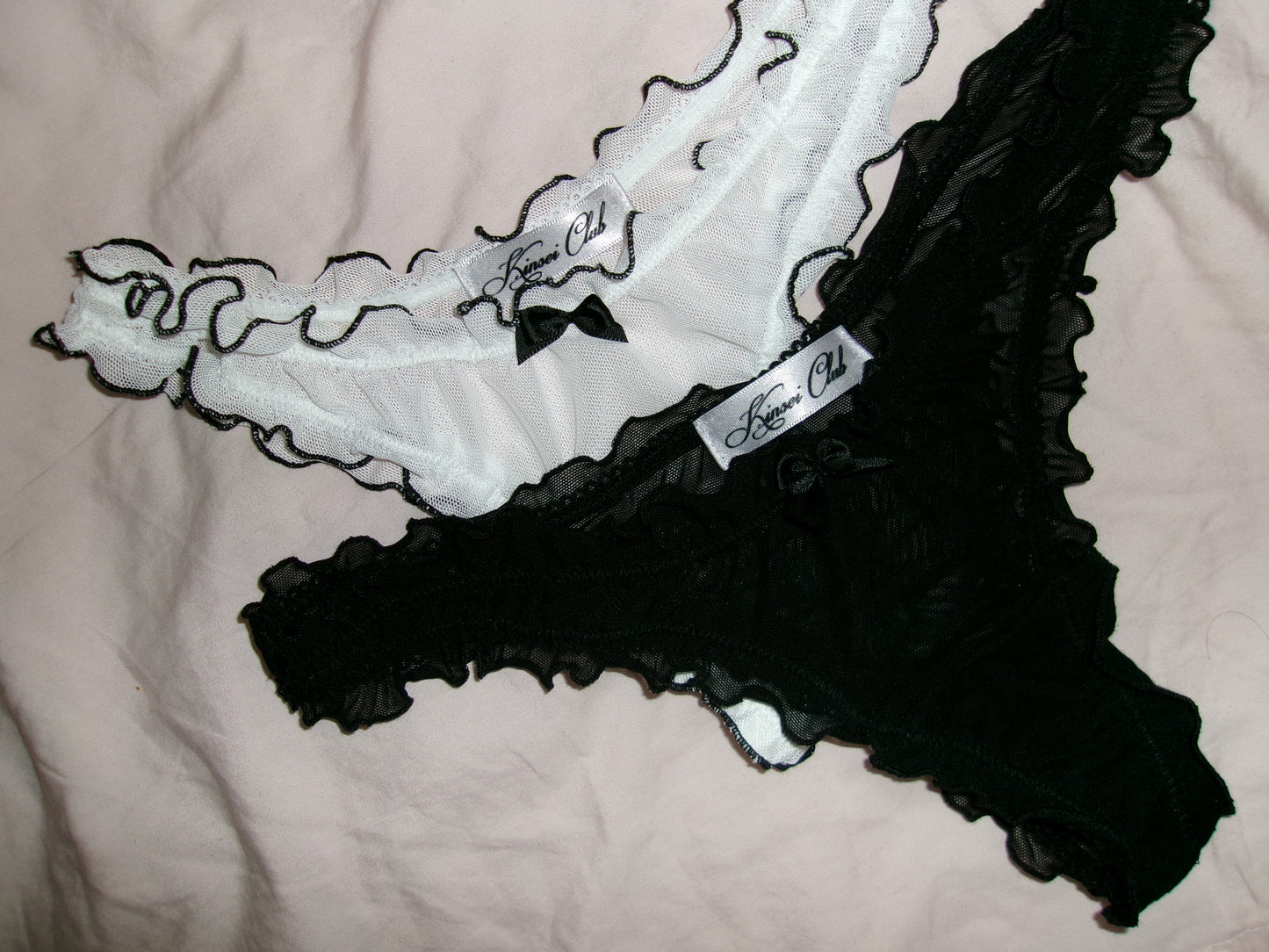 おやすみ Oyasumi Ruffle Thong in White and Black