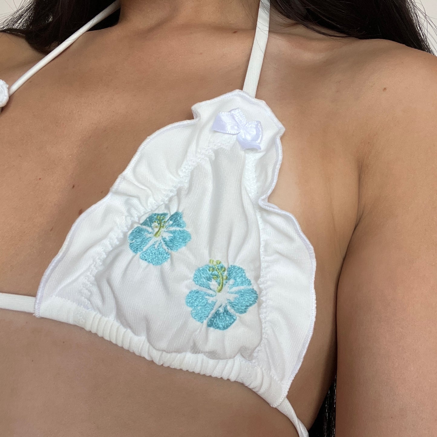 ハイビスカス Hibiscus Bikini Top in White and Blue