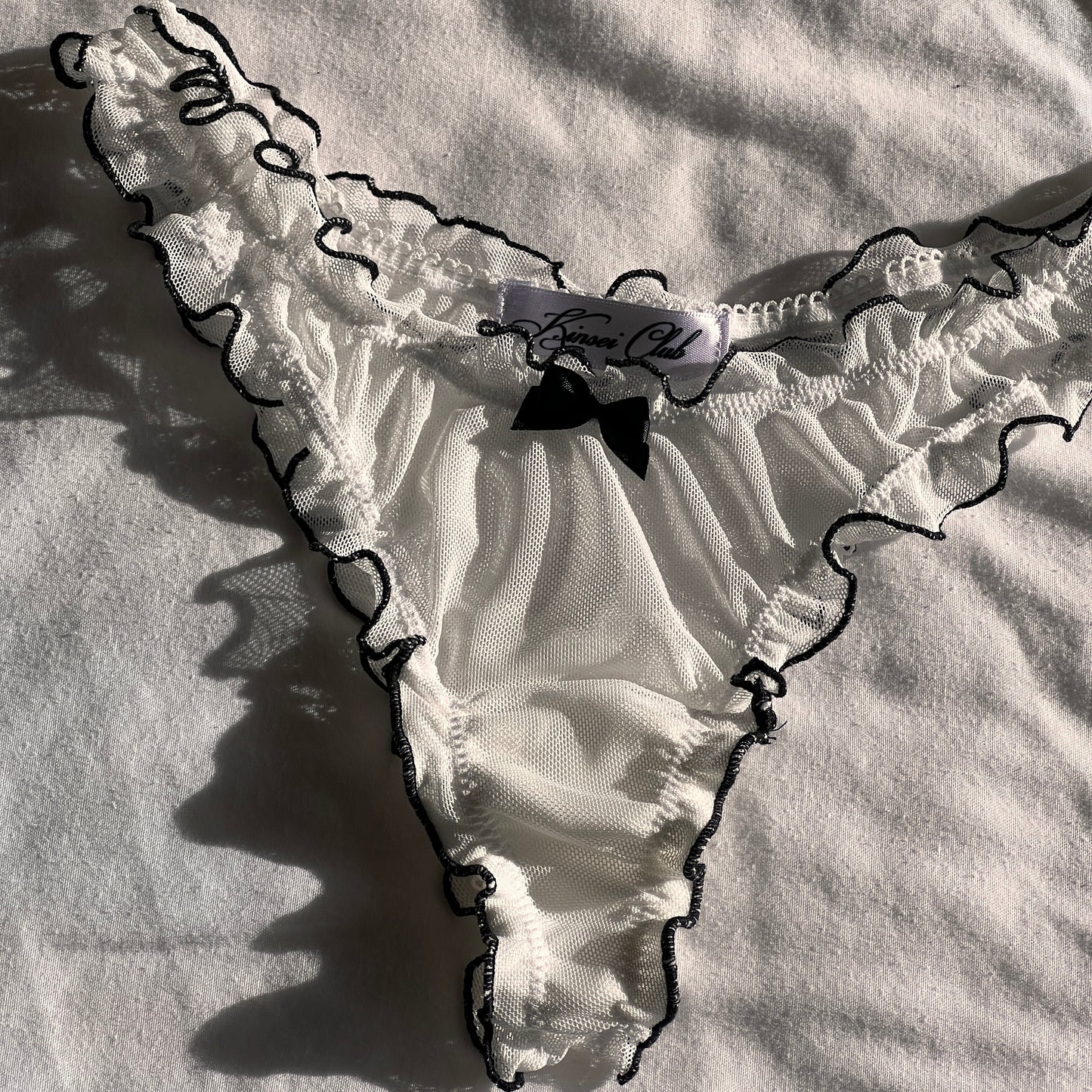 おやすみ Oyasumi Ruffle Thong in White and Black